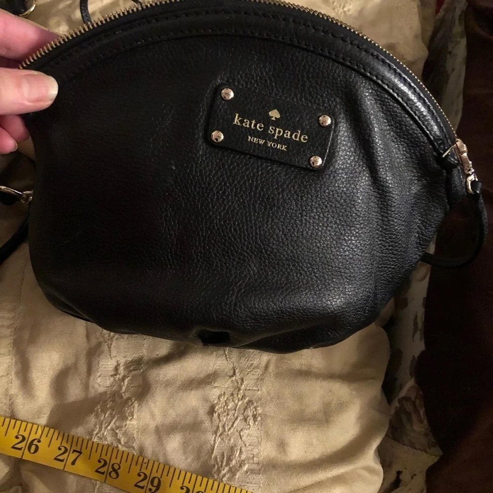 Kate Spade black classic crossbody used a few times outside is perfect